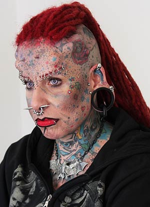 "Jede/r kann sich wie eine Tafel bekritzeln lassen. Mir ist es wichtig,
dass jedes Tattoo seinen eigenen Platz findet. Bereut habe ich kein
einziges", erzählt Maria Jose Cristerna. "Jede/r kann sich wie eine Tafel bekritzeln lassen. Mir ist es wichtig,
dass jedes Tattoo seinen eigenen Platz findet. Bereut habe ich kein
einziges", erzählt Maria Jose Cristerna.