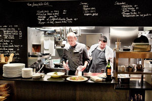 Das "St.ellas" ist ein Spin-off des Restaurants Gaumenspiel in Wien-Neubau mit günstiger, zuverlässig geschmackvoller Küche. Das "St.ellas" ist ein Spin-off des Restaurants Gaumenspiel in Wien-Neubau mit günstiger, zuverlässig geschmackvoller Küche.