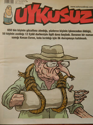 Kenan Evren in Gips: Die Titelseite des türkischen Satiremagazins Uykusuz (Schlaflos) stellt diese Woche den 94-jährigen Junta-Führer Kenan Evren dar. Er war nicht zum Gerichtstermin in Ankara erschienen, weil er sich den Arme gebrochen haben soll. Kenan Evren in Gips: Die Titelseite des türkischen Satiremagazins Uykusuz (Schlaflos) stellt diese Woche den 94-jährigen Junta-Führer Kenan Evren dar. Er war nicht zum Gerichtstermin in Ankara erschienen, weil er sich den Arme gebrochen haben soll.