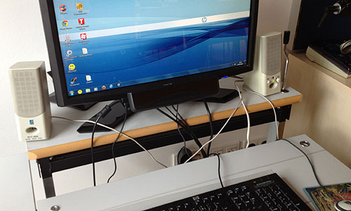 Computer mit Augensteuerung. Die unten am Bildschirm eingebaute Infrarotkamera erfasst die Augenbewegungen.