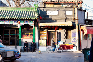 In ihrem antiken Siheyuan, einem Hofhaus östlich der Verbotenen Stadt, bietet sie Kochkurse an, in denen die Kunst des Jiaozi-Kochens und -Bratens gelernt werden kann. In ihrem antiken Siheyuan, einem Hofhaus östlich der Verbotenen Stadt, bietet sie Kochkurse an, in denen die Kunst des Jiaozi-Kochens und -Bratens gelernt werden kann.