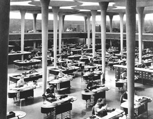 Frank Lloyd Wrights fesches Großraumbüro für das Johnson Wax Building in Wisconsin und seine von Steelcase produzierten Büromöbel. Erbaut wurde es von 1936 bis 1939. 