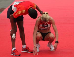 Haile Gebrselassie und der Trost für Paula Radcliffe nach dem Halbmarathon. 