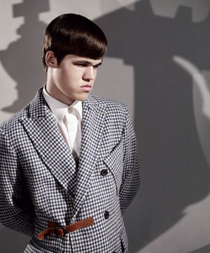 Der Weltranglisten-Erster Magnus Carlsen wurde 2010 als Model für das Label G-Star unter Vertrag genommen. Das norwegische Wunderkind mit dem ungewöhnlichen und strengen Gesicht wurde mit 13 Jahren Großmeister. Foto-Shootings mit Liv Tyler und Gemma Arterton folgten erst mit 20. Der Weltranglisten-Erster Magnus Carlsen wurde 2010 als Model für das Label G-Star unter Vertrag genommen. Das norwegische Wunderkind mit dem ungewöhnlichen und strengen Gesicht wurde mit 13 Jahren Großmeister. Foto-Shootings mit Liv Tyler und Gemma Arterton folgten erst mit 20.