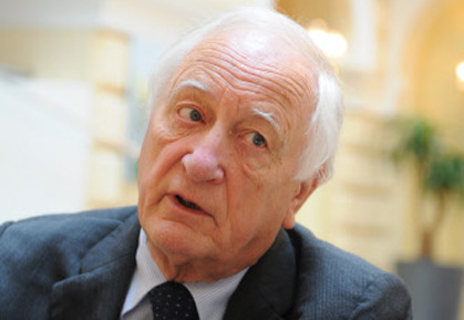 Heinrich August Winkler: "Die Debatten im Europäischen Parlament
müssen so geführt werden, dass sich in allen nationalen Öffentlichkeiten
ein Gefühl des ‚nostra res agitur'‘ - es geht um unsere Sache -
einstellt." Heinrich August Winkler: "Die Debatten im Europäischen Parlament
müssen so geführt werden, dass sich in allen nationalen Öffentlichkeiten
ein Gefühl des ‚nostra res agitur'‘ - es geht um unsere Sache -
einstellt."