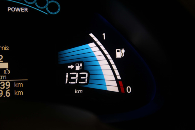Der Ladevorgang an der normalen Steckdose dauert etwa acht Stunden, bei 
leerer Batterie eher etwas mehr.



(Bild: Nissan)

