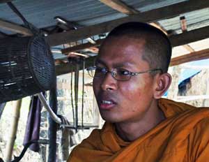 Szene aus "The Future's Past": Der buddhistische Mönch Teth Sophany ist der älteste Sohn armer Reisbauern, die unter dem Regime der Roten Khmer harte Zwangsarbeit leisten mussten. Szene aus "The Future's Past": Der buddhistische Mönch Teth Sophany ist der älteste Sohn armer Reisbauern, die unter dem Regime der Roten Khmer harte Zwangsarbeit leisten mussten.