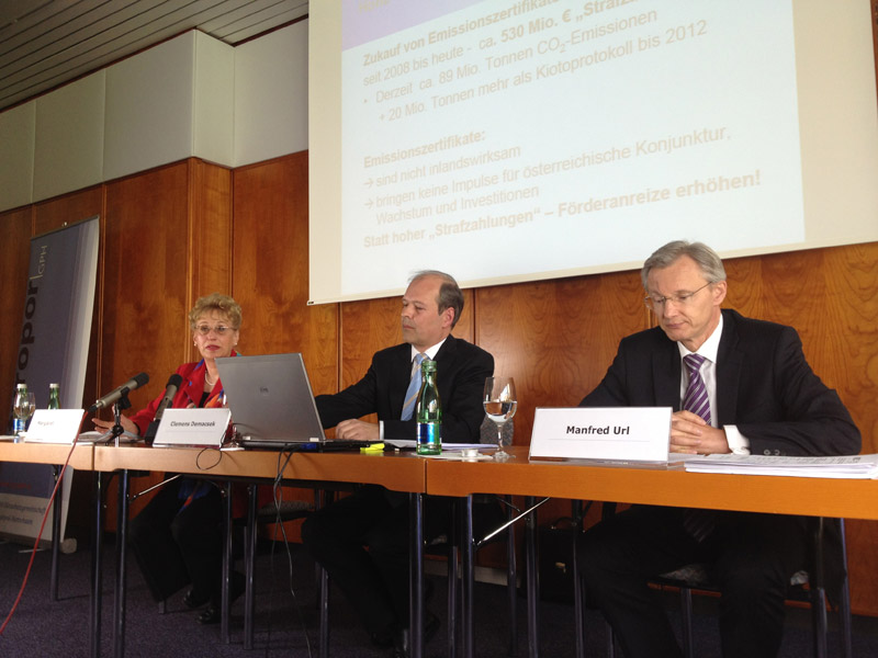 Margarete Czerny (Donau-Uni Krems), Clemens Demacsek (Güteschutzgemeinschaft Polystyrol-Hartschaum) und Manfred Url (Raiffeisen Bausparkasse, v.l.) forderten am Mittwoch zusätzliche Impulse der öffentlichen Hand.