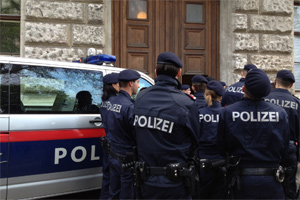 Polizei vor der Uni Wien. Polizei vor der Uni Wien.