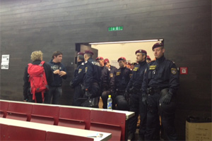 Gegen 22 Uhr wurde das Audimax von der Polizei geräumt. Gegen 22 Uhr wurde das Audimax von der Polizei geräumt.