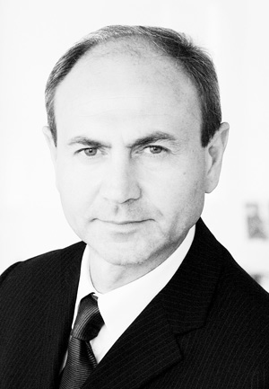 Der Italiener Gian Giacomo Ferraris (54) ist seit drei Jahren CEO von
Versace. Er hat viele Jahre bei Gucci gearbeitet, von 2004 bis 2009 als
CEO bei Jil Sander. Der Italiener Gian Giacomo Ferraris (54) ist seit drei Jahren CEO von
Versace. Er hat viele Jahre bei Gucci gearbeitet, von 2004 bis 2009 als
CEO bei Jil Sander.