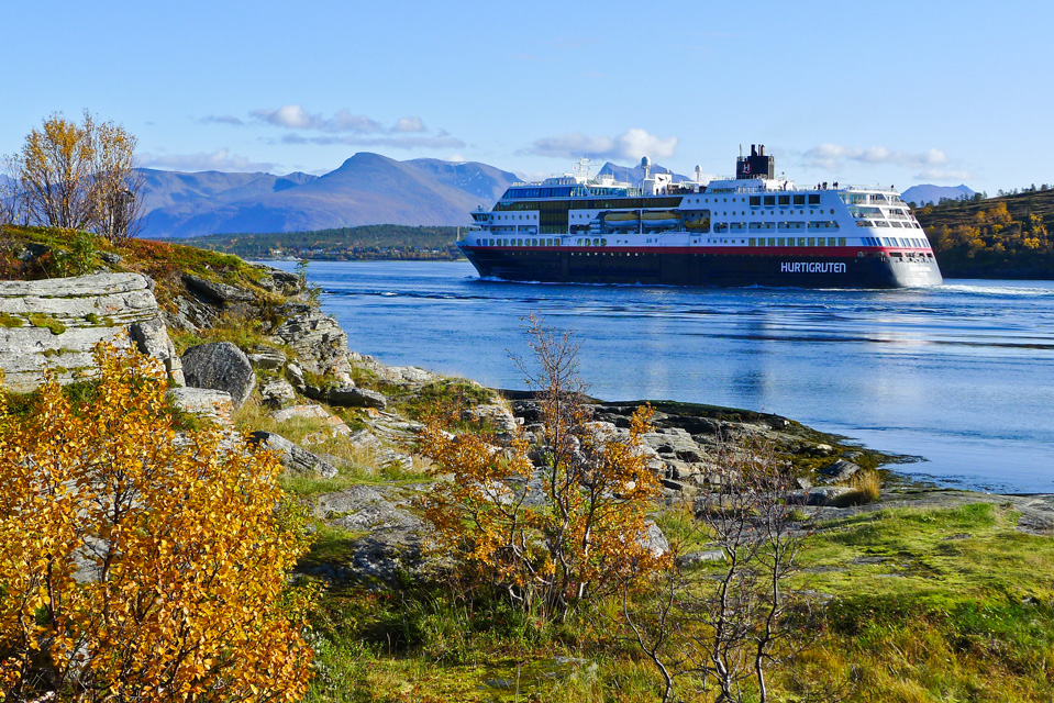 Die Hurtigruten-Schiffe transportieren noch immer Waren. Und die Touristen bestaunen derweilen die Lofoten und die Vesteralen.