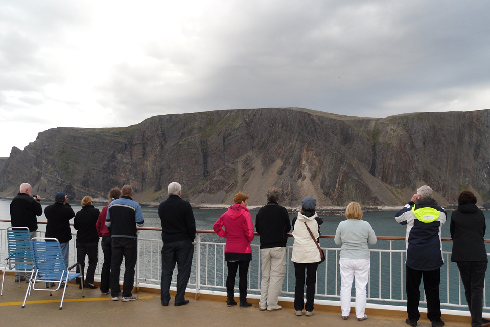 Sommerreise Bergen - Kirkenes - Bergen: elf Nächte inkl. Vollpension an Bord, inkl. Flüge Wien-Bergen-Wien mit SAS oder KLM und Transfers, Reisezeitraum 1. Juni bis 14. August 2012 beziehungsweise schon jetzt buchbar Reisezeitraum 1. Juni bis 14. September 2013. Winterreise Kirkenes-Bergen: fünf Nächte inkl. Vollpension an Bord, inkl. Flüge Wien-Kirkenes und Bergen-Wien, inkl. Übernachtung im Hotel Thon in Kirkenes, Reisezeitraum 1. Jänner bis 14. März 2013. Vorprogramm: Übernachtung im Schneehotel in Kirkenes bei Minustemperaturen im Mumienschlafsack samt Halbension und/oder Hundeschlittenfahrt. Infos in allen Ruefa Reisebüros oder bei Seetour Austria, 01/514 45 900.
Info
Hurtigruten
