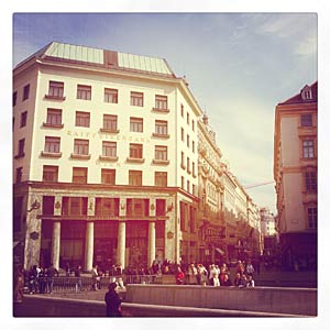 Und das "Haus ohne Augenbrauen" - das Looshaus im modernen Stil. Und das "Haus ohne Augenbrauen" - das Looshaus im modernen Stil.