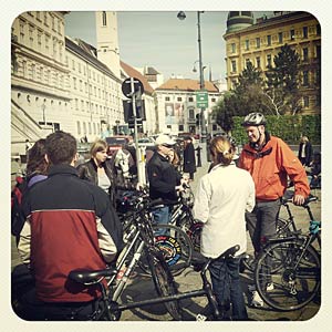 Mit der Touristengruppe am Platz vor der Albertina. Mit der Touristengruppe am Platz vor der Albertina.