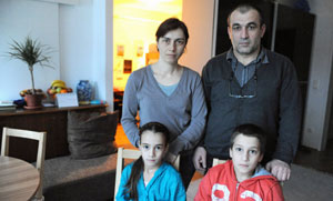 Stehen vor der vielleicht endgültigen Trennung durch drohende Abschiebung des Vaters: Akhmed Adzhiakhmayev (rechts hinten), Frau und Kinder. Stehen vor der vielleicht endgültigen Trennung durch drohende Abschiebung des Vaters: Akhmed Adzhiakhmayev (rechts hinten), Frau und Kinder.