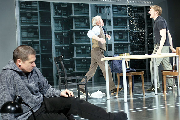 Zum Davonrennen: James Tyrones (Helmuth Lohner, Mitte) und seiner Söhne (Michael Dangl, Markus Gertken, rechts) Heim. 
