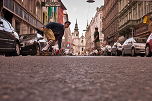 Longboarden auf den Straßen ist in Wien rein gesetzlich nicht erlaubt. Longboarden auf den Straßen ist in Wien rein gesetzlich nicht erlaubt.