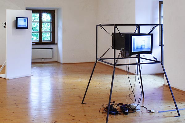 Absurde Live-Schaltung: Bernd Oppls Kasten "untitled" beginnt zu vibrieren, wenn man ihm zu nahe tritt.