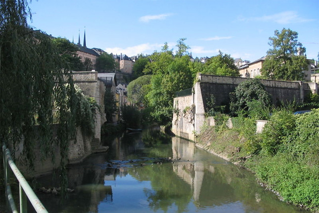In Luxemburg-Stadt blickt man von der Oberstadt auf die dörflich wirkende Unterstadt, durch die sich das Flüsschen Alzette schlängelt. 