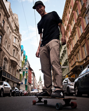 Sebastian skatet und moderiert ein Longboard-Forum. Er kennt die Szene - solange sie noch überschaubar ist. Sebastian skatet und moderiert ein Longboard-Forum. Er kennt die Szene - solange sie noch überschaubar ist.