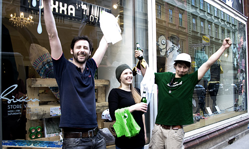 Die Gewinner der ersten "Greenskate"-Rallye vor dem Pop-Up-Store