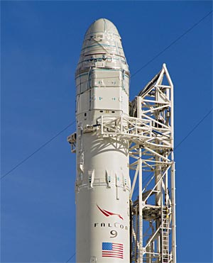 "Dragon" wird an der Spitze einer Falcon 9"-Rakete zu ISS getragen. Weitere Tests haben den geplanten Start nun aber verzögert.