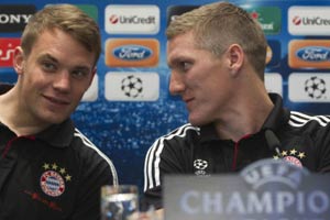Neuer (li) ist im Bayern-Tor gesetzt, Schweinsteiger (re) hofft auf einen Einsatz. Neuer (li) ist im Bayern-Tor gesetzt, Schweinsteiger (re) hofft auf einen Einsatz.