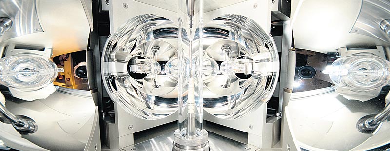 Dieser Spiegelofen der TU Wien (Kostenpunkt: 200.000 Euro) dient zur Kristallzüchtung. Mit den Proben werden quantenphysikalische Experimente durchgeführt.