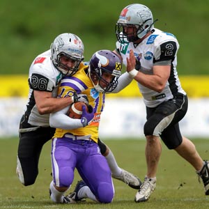 Vikings Kicker Sebastian Daum tanzt mit Philipp Magreiter (36) und Florian Hueter (2) den neuen Wiener "Fake Punt-Tango". Die Tiroler rutschten am glatten Parkett der Hohen Warte aus. Der Erzfeind führt das Feld nun an. Vikings Kicker Sebastian Daum tanzt mit Philipp Magreiter (36) und Florian Hueter (2) den neuen Wiener "Fake Punt-Tango". Die Tiroler rutschten am glatten Parkett der Hohen Warte aus. Der Erzfeind führt das Feld nun an.