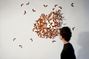 Bei der Kupferleuchte Limited Moths spielt das Designer-Duo mischer'traxler mit dem Editionen-Hype im Design. 