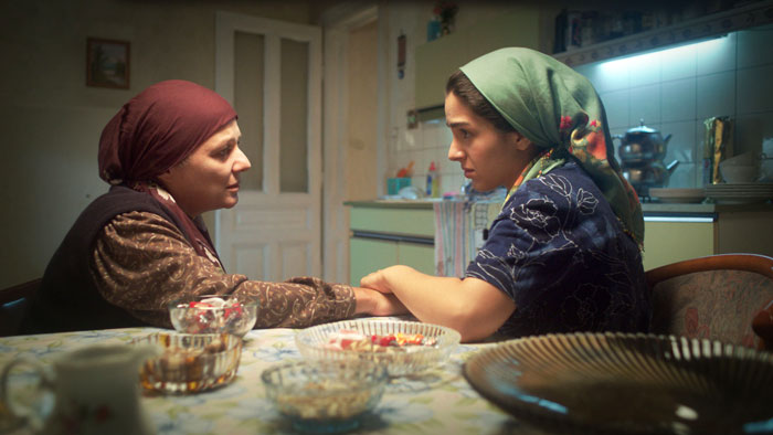 Erst- und Zweitfrau: Nihal Kodas, Begüm Akkaya (re.).