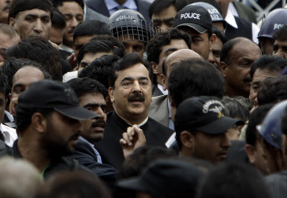 Premier Yousuf Raza Gilani (Mitte) verlässt nach Urteilsverkündung und Verbüßung der Strafe das Gerichtsgebäude. 