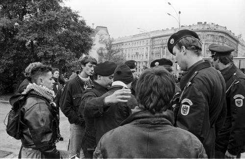 Doch Rózsa hatte an dem Zuganreisetag einen lukrativen Job für eine internationale Fotoagentur und flog erst danach zur Protestaktion nach Wien (Bild). Seit damals verbindet ihn eine Freundschaft mit Newald. Photoblog "1986: Zürich küsste Wien".