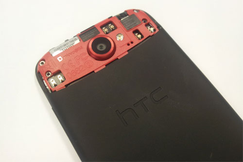 Good bye, mini-SIM-Karte! HTC hat für das One S eine micro-SIM-Karte vorgesehen. Der Steckplatz befindet sich auf der Rückseite, oben links von der Kameralinse.