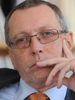 Konrad Paul Liessmann, geb. 1953 in  Villach, studierte Germanistik, 
Geschichte und Philosophie in Wien. Habilitation: 1989. Seit 1996 ist er
 wissenschaftlicher Leiter des "Philosophicum Lech" und  Herausgeber der
 gleichnamigen Buchreihe im Zsolnay-Verlag. 2011 erfolgte seine  
Berufung zur Professur für Methoden der Vermittlung von Philosophie an 
der Universität Wien. 
