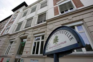 Endstation Lainz: Das geriatrische Versorgungsheim wurde zwar vor Jahren
geschlossen, der Begriff "Pflegeskandal" ist aber für manche Betroffene immer
noch von bedrohlicher Aktualität. Endstation Lainz: Das geriatrische Versorgungsheim wurde zwar vor Jahren
geschlossen, der Begriff "Pflegeskandal" ist aber für manche Betroffene immer
noch von bedrohlicher Aktualität.