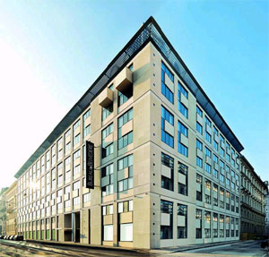 Was sagt ein Leed-Zertifikat in Gold aus? Im Fall des Bureau am
Belvedere, dass der Energieverbrauch des Gebäudes durch eine Renovierung
um 75 Prozent gesenkt wurde. Dafür gab es nun auch den Green Building
Annual Award 2012 der Europäischen Kommission. Was sagt ein Leed-Zertifikat in Gold aus? Im Fall des Bureau am
Belvedere, dass der Energieverbrauch des Gebäudes durch eine Renovierung
um 75 Prozent gesenkt wurde. Dafür gab es nun auch den Green Building
Annual Award 2012 der Europäischen Kommission.