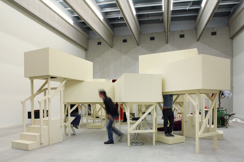 John Bocks Kremser Installation "Tiefe, Krumme Verwirrungen im Zinszitzen, 
weiss". 