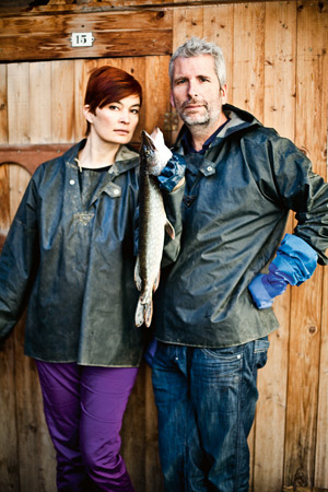 Dirk Stermann hat sich von Christiane Kada (li.) zeigen lassen, wie und warum Fisch aus heimischer Teichwirtschaft nicht nur richtig, sondern auch gut ist. Dirk Stermann hat sich von Christiane Kada (li.) zeigen lassen, wie und warum Fisch aus heimischer Teichwirtschaft nicht nur richtig, sondern auch gut ist.