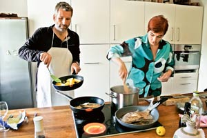Fische aus heimischer Teichwirtschaft, von Christiane Kada und Dirk Stermann auf unkomplizierte und animierende Weise verkocht. Fische aus heimischer Teichwirtschaft, von Christiane Kada und Dirk Stermann auf unkomplizierte und animierende Weise verkocht.
