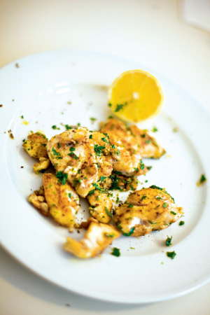 Gebratener Karpfenmilchner mit Petersilie und Zitronenzesten. Gebratener Karpfenmilchner mit Petersilie und Zitronenzesten.