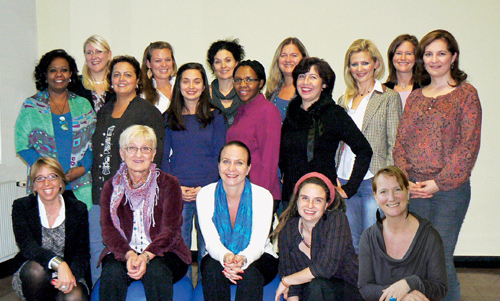 Kathleen Löschke-Yaldiz (dritte Reihe, ganz links), Umyma El-Jelede (zweite Reihe, ganz links), Slavica Blagojević (erste Reihe, 2. von links) sowie das übrige Team von FEM Süd beraten ihre Klientinnen in allen Fragen zur Frauengesundheit. 