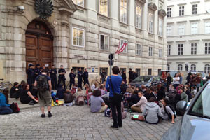 Warten auf Töchterle: Protest erst im, dann großteils vor dem Ministerium Warten auf Töchterle: Protest erst im, dann großteils vor dem Ministerium
