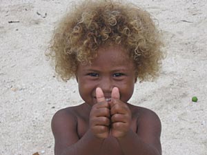 Eine spezielle DNA-Mutation auf Chromosom neun verleiht diesem jungen Einwohner
der Salomon-Inseln seine blonde Haarpracht. Eine spezielle DNA-Mutation auf Chromosom neun verleiht diesem jungen Einwohner
der Salomon-Inseln seine blonde Haarpracht.