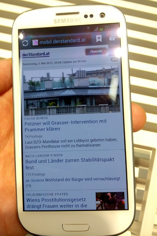 Das Design weist unverkennbare Ähnlichkeiten zum Galaxy Nexus auf.