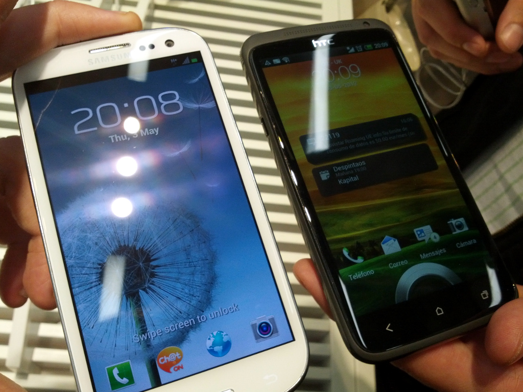 Hier im Vergleich mit einem HTC One X, die Abmessungen der beiden Geräte sind sehr ähnlich. Das Galaxy S III ist etwas länger und eine Spur breiter, dafür auch leicht dünner. Auch das Gewicht unterscheidet sich nur um drei Gramm.
