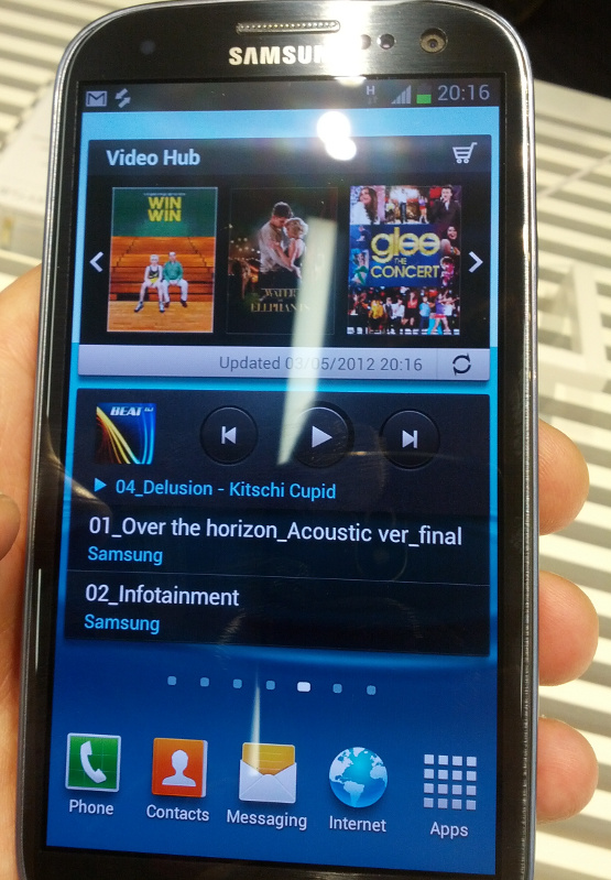 Das Samsung Galaxy S III hat einen 4,8 Zoll großen Bildschirm, dank schmaleren Rahmens ist es aber nicht gar so viel größer im Vergleich zum S II, als man erwarten konnte.
