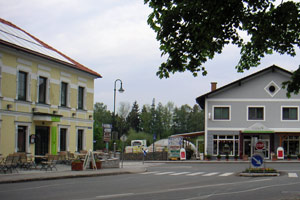 Der Platz, benannt nach Engelbert Dollfuß, der vor 79 Jahren die Demokratie in Österreich ausschaltete. Der Platz, benannt nach Engelbert Dollfuß, der vor 79 Jahren die Demokratie in Österreich ausschaltete.