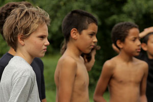 Ein Kind unter anderen, ein Mädchen, das sich auf ein Rollenspiel einlässt: Zoé Héran (li.) beeindruckt als "Tomboy" in Céline Sciammas aktuellem Spielfilm. Ein Kind unter anderen, ein Mädchen, das sich auf ein Rollenspiel einlässt: Zoé Héran (li.) beeindruckt als "Tomboy" in Céline Sciammas aktuellem Spielfilm.